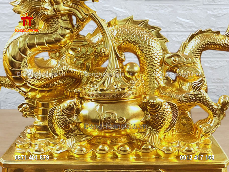 Từng đường nét họa tiết trên pho tượng rồng được chạm khắc tinh xảo